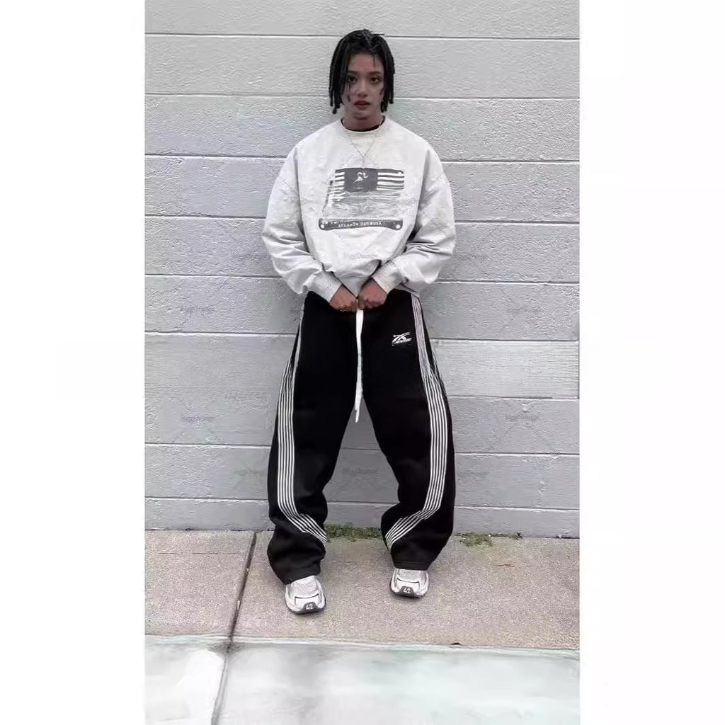 Relaxed and loose straight-leg trousers