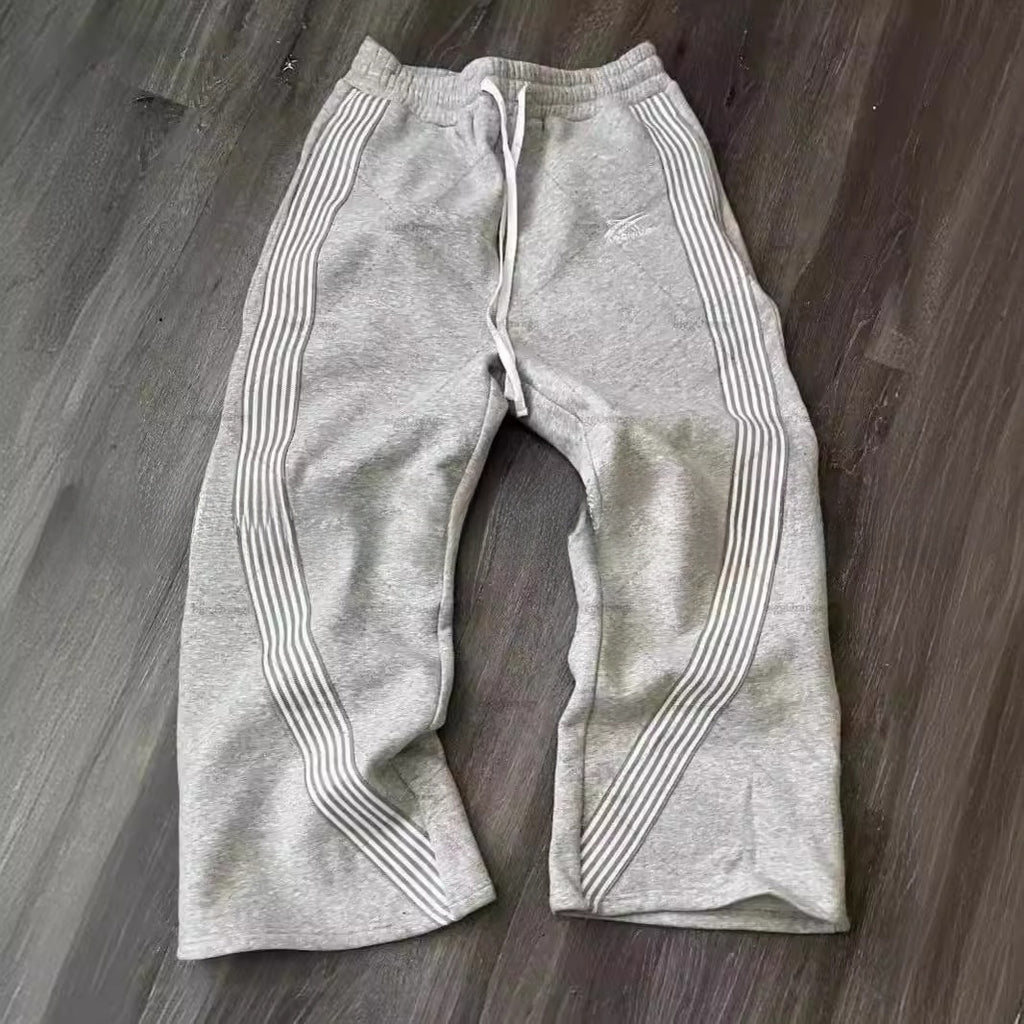Relaxed and loose straight-leg trousers